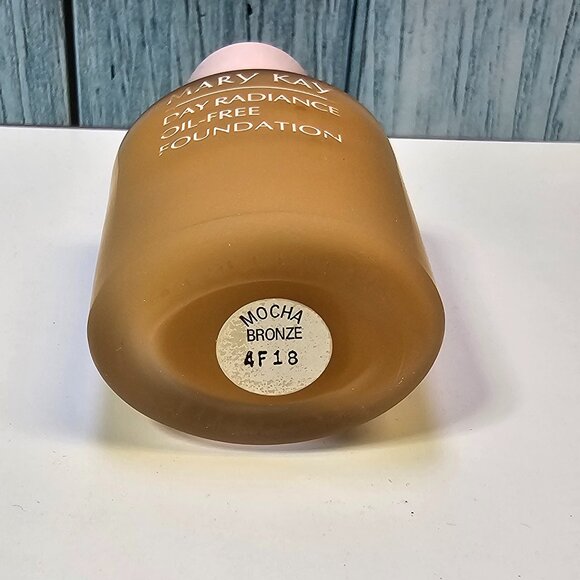 Mary Kay Day Radiance Oil-Free Foundation - Mocha‎ Bronze #5784- NIB - Old Stock - Picture 4 of 7